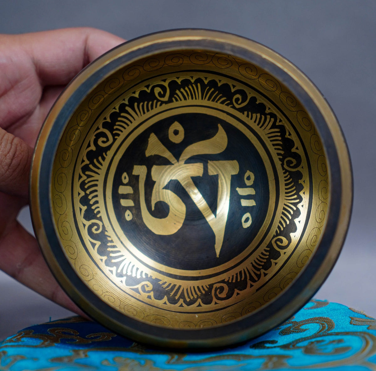 SB-00137Black Gold Om Etched Brass Singing Bowl