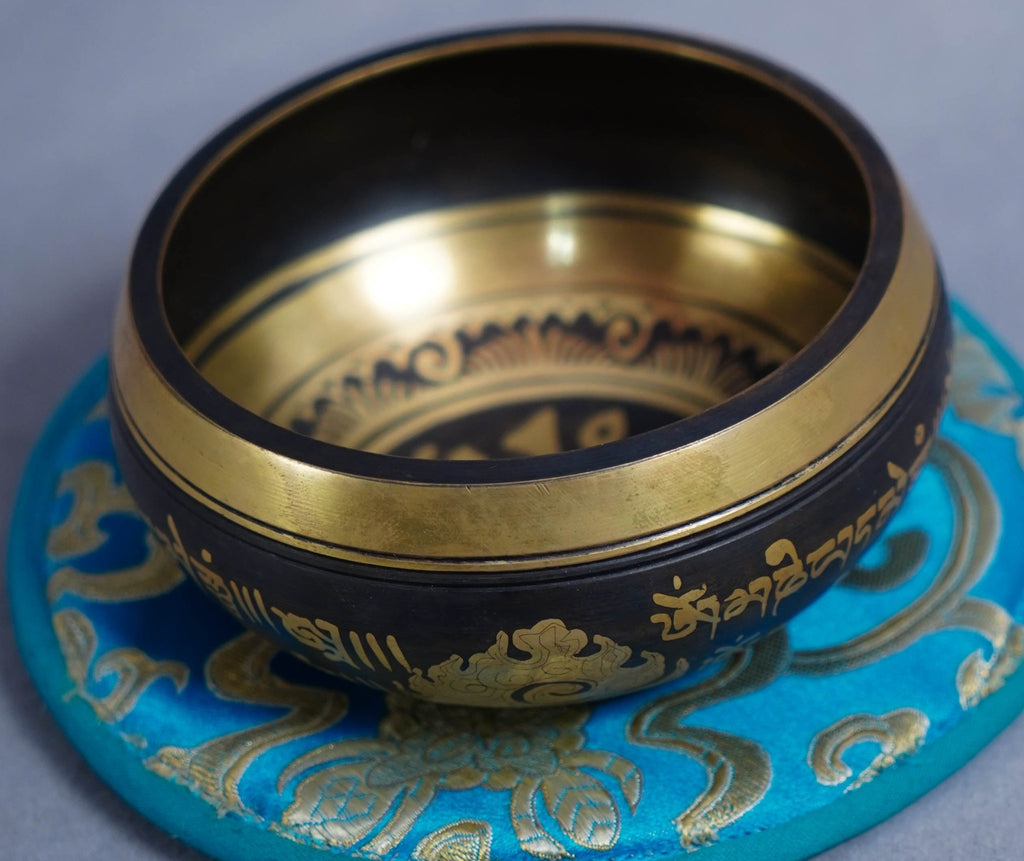 SB-00137Black Gold Om Etched Brass Singing Bowl