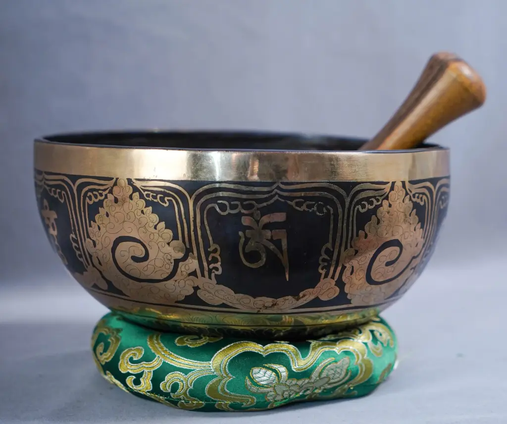 Om Mani Padme Hum Singing Bowl – Etched Bronze – Deep Grounding Resonance